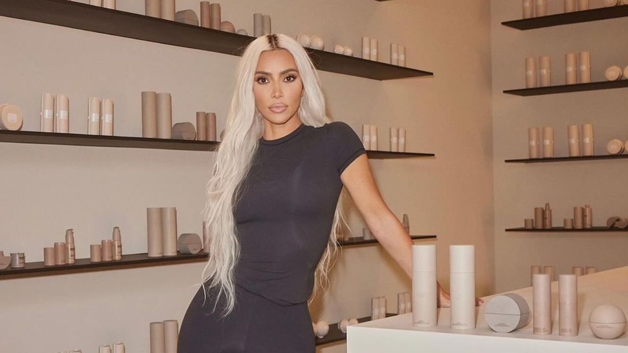 Kim Kardashian promove sua marca SKKN BY KIM