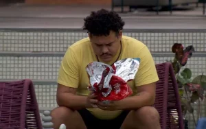 No BBB 24 Lucas Henrique recebe ovo de Páscoa com foto sem Camila