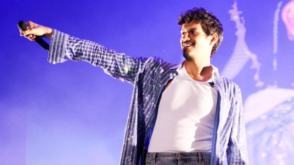 Omar Apollo entrega show energético e sensual no Lollapalooza