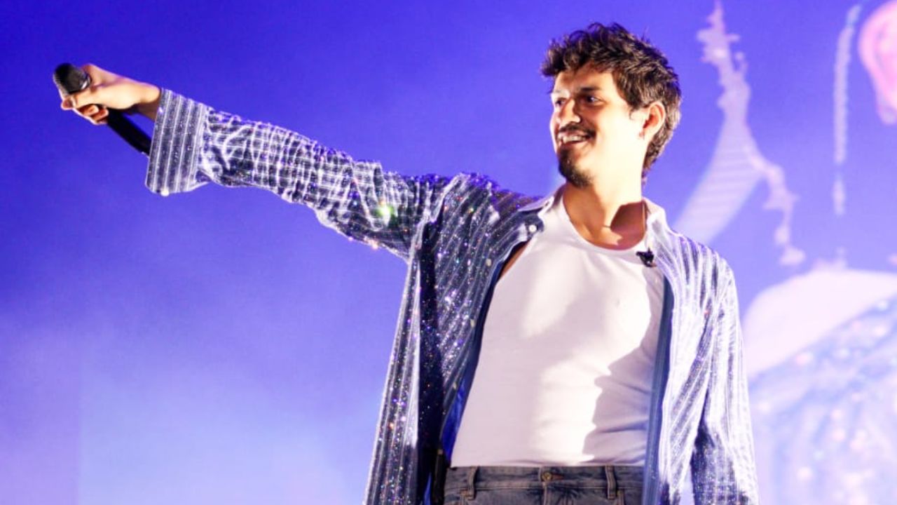 Omar Apollo entrega show energético e sensual na última noite de Lollapalooza