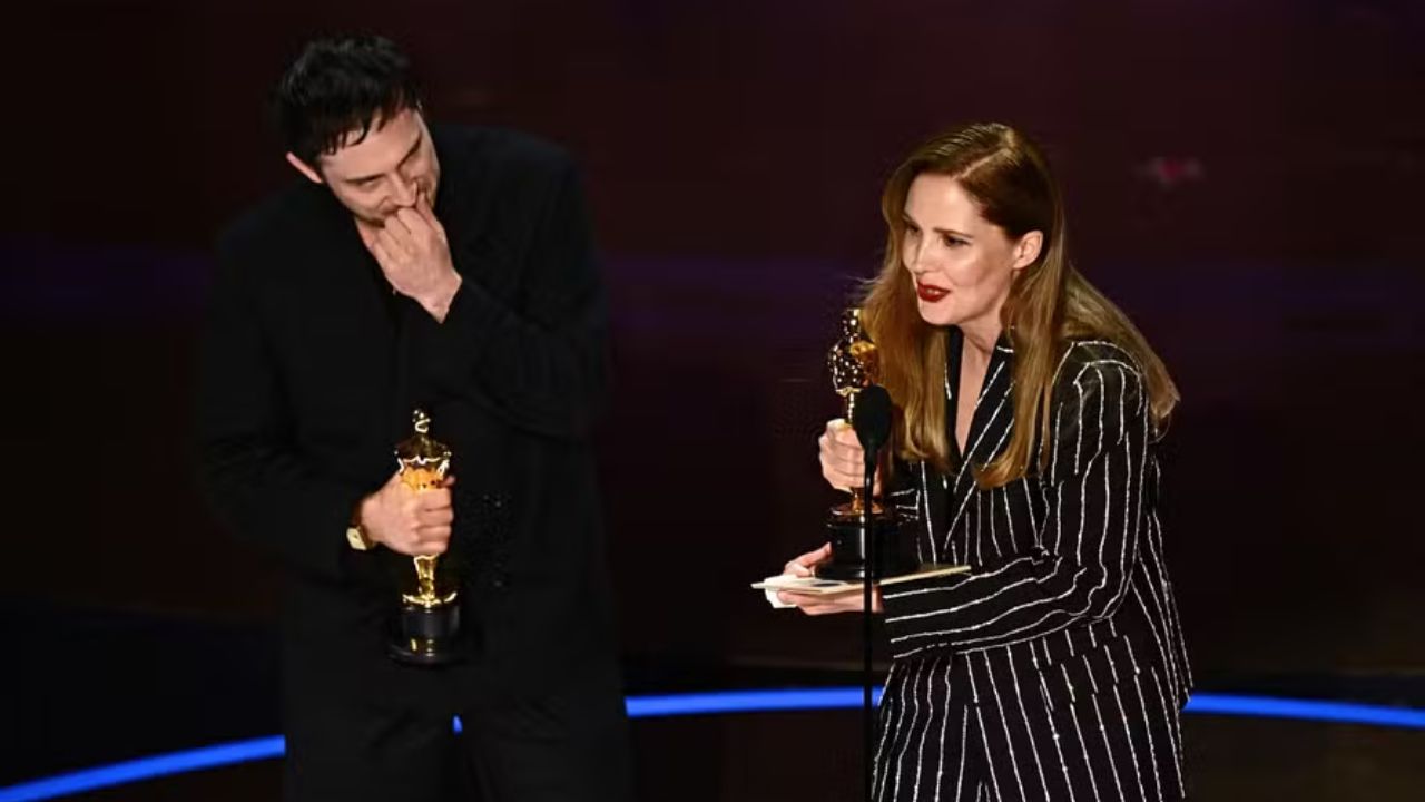 Arthur Harari e Justine Triet recebem prêmio no Oscar 2024