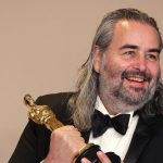 Hoyte van Hoytema posa com estatueta do Oscar