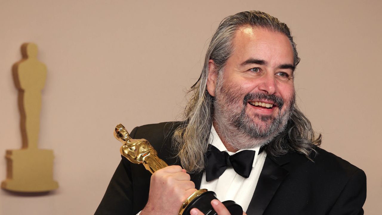 Hoyte van Hoytema posa com estatueta do Oscar