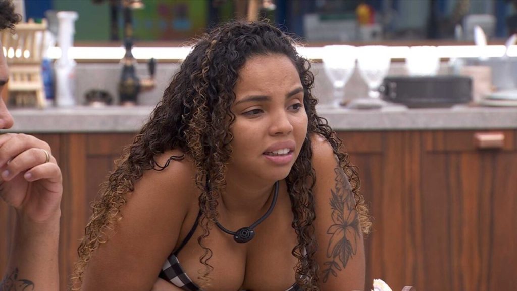 Pitel conversa com Lucas Henrique sobre provável ida ao paredão Pitel na mesa da cozinha da xepa