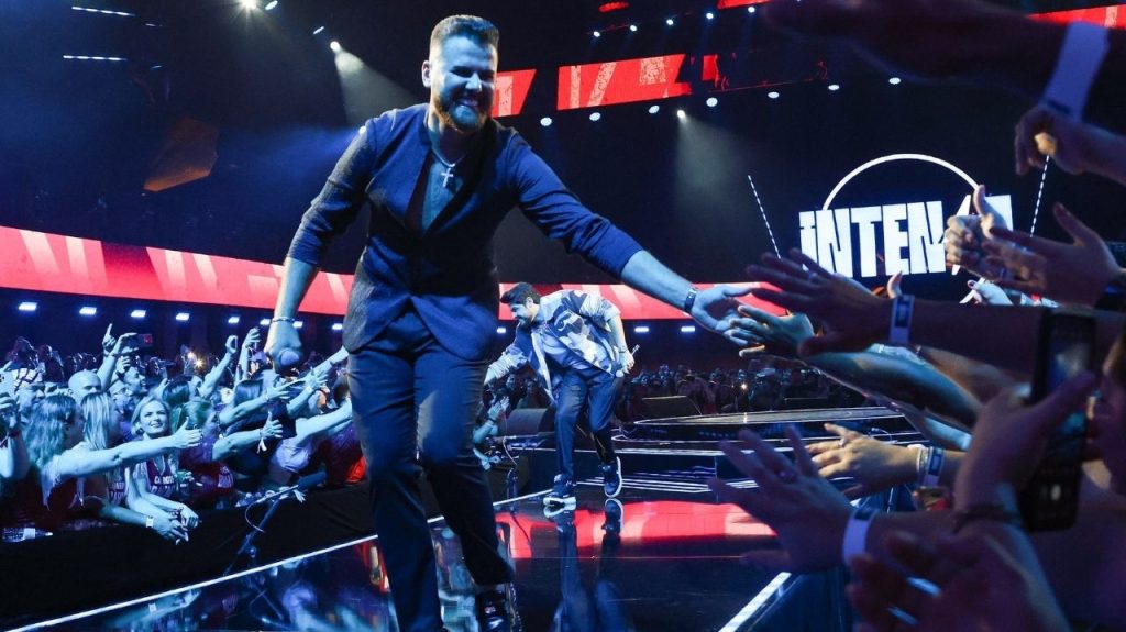 Durante gravação de DVD, Zé Neto cai de palco e assusta fãs