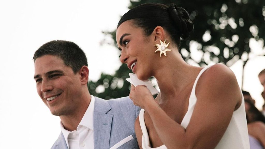 Rômulo Arantes Neto e Mari Saad trocam as alianças no litoral baiano