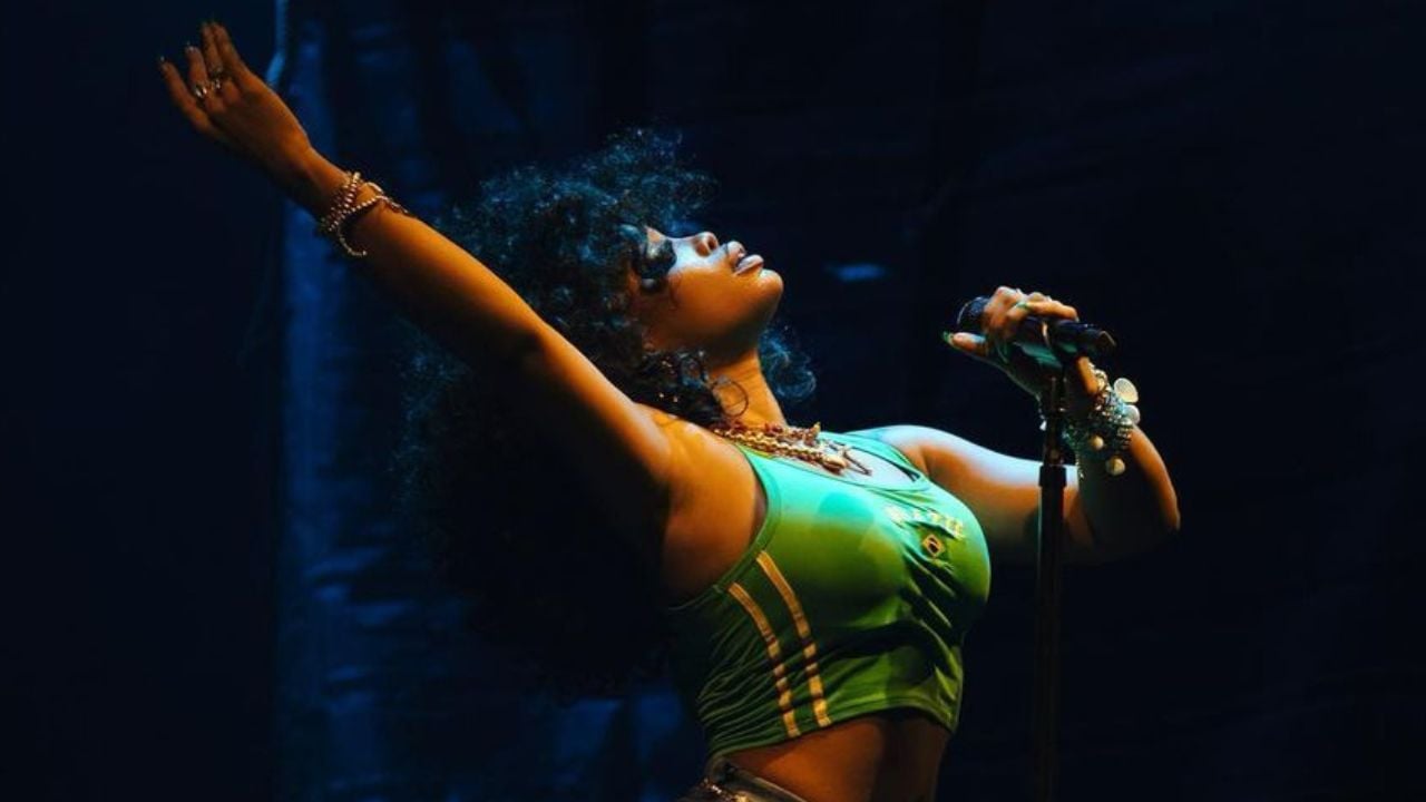 Sza emociona público na última noite de Lollapalooza