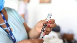 Redução de procura por vacina da dengue faz estados ampliarem público-alvo