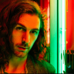 Após quatro semanas no gráfico da Billboard Hot 100, Hozier emplaca seu primeiro #1 com 'Too Sweet'