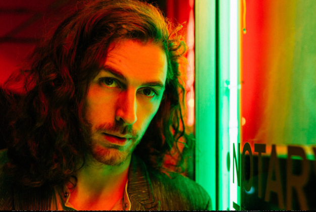 Após quatro semanas no gráfico da Billboard Hot 100, Hozier emplaca seu primeiro #1 com 'Too Sweet'