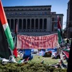 Foto destaque: Faixa colocada em acampamento na Universidade Columbia, em Nova York, manifesta solidariedade aos palestinos de Gaza