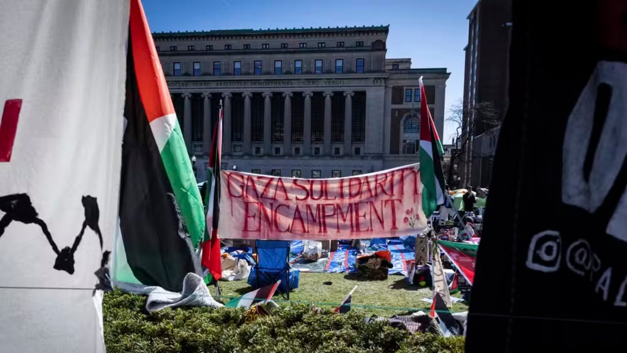 Foto destaque: Faixa colocada em acampamento na Universidade Columbia, em Nova York, manifesta solidariedade aos palestinos de Gaza