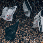 Torcedores do Corinthians acompanhando jogo na Neo Química Arena