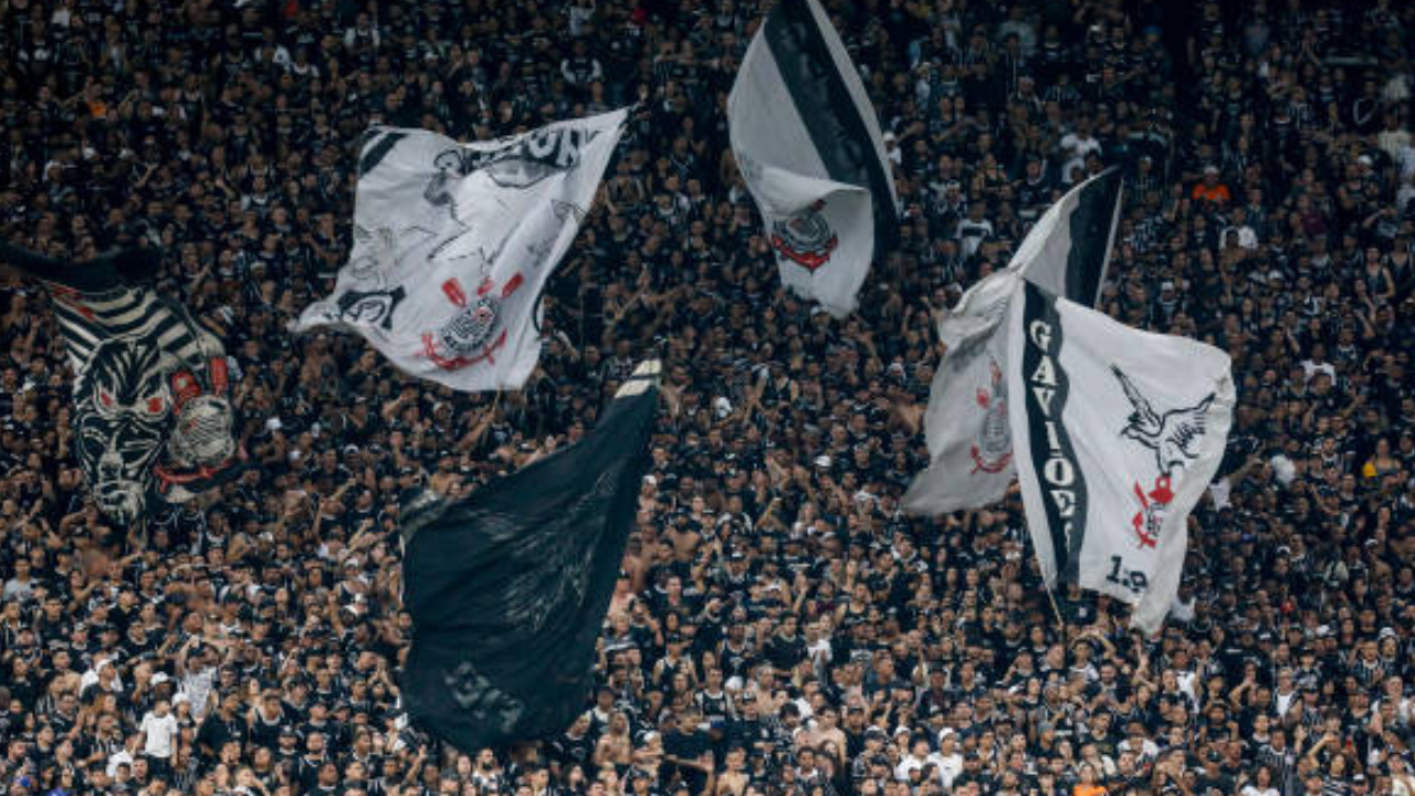 Torcedores do Corinthians acompanhando jogo na Neo Química Arena