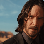 Keanu Reeves apresenta visual diferente em rara aparição ao lado de namorada