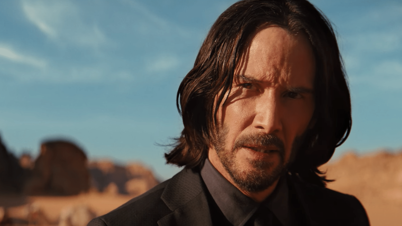 Keanu Reeves apresenta visual diferente em rara aparição ao lado de namorada