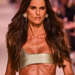 Izabel Goulart em desfile