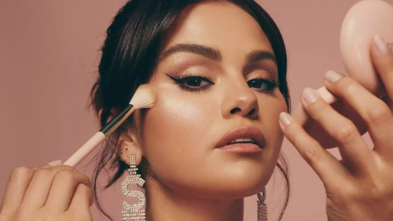 Selena Gomez em campanha para Rare Beauty.