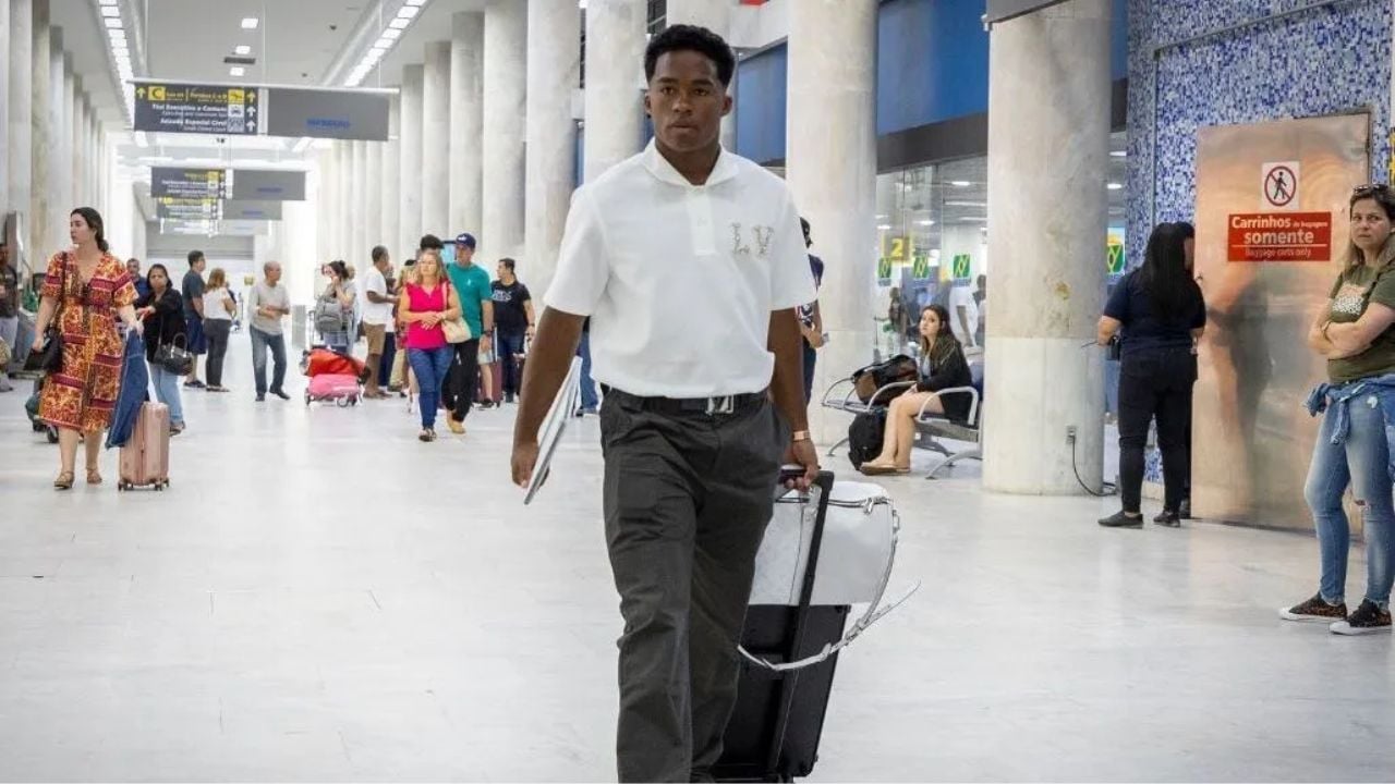 O jovem brasileiro com seu look da Louis vitton, na apresentação da seleção.