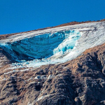 Derretimento das geleiras nas montanhas dos Alpes na Europa