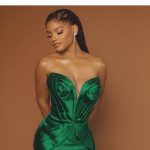 Atriz Halle Bailey usando um belo vestido sereia verde