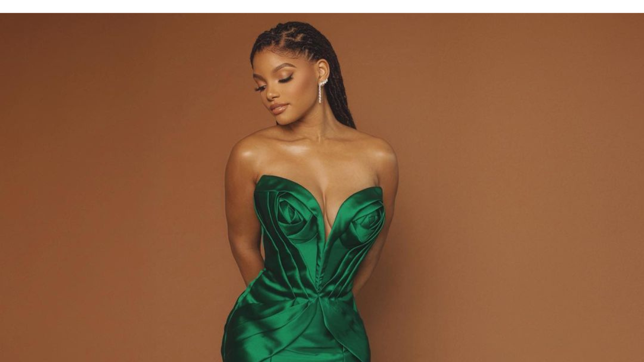 Atriz Halle Bailey usando um belo vestido sereia verde