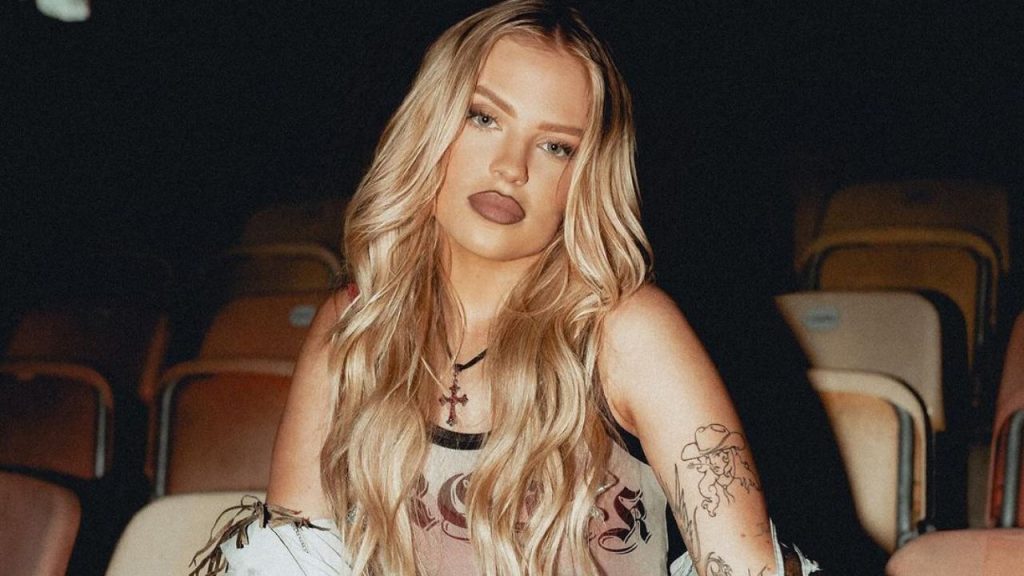 Luísa Sonza marca presença em desfile da Cavalera