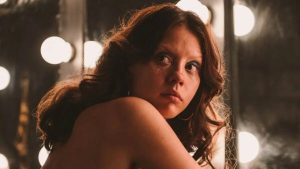 Mia Goth retorna às telonas em MaXXXine: assista ao trailer da sequência de Pearl e X