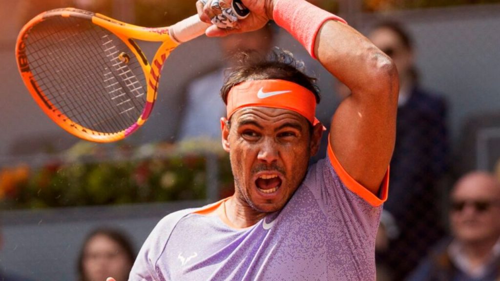 Nadal avança às oitavas do Madrid Open, ajuda torcedora e dá camisa para adversário