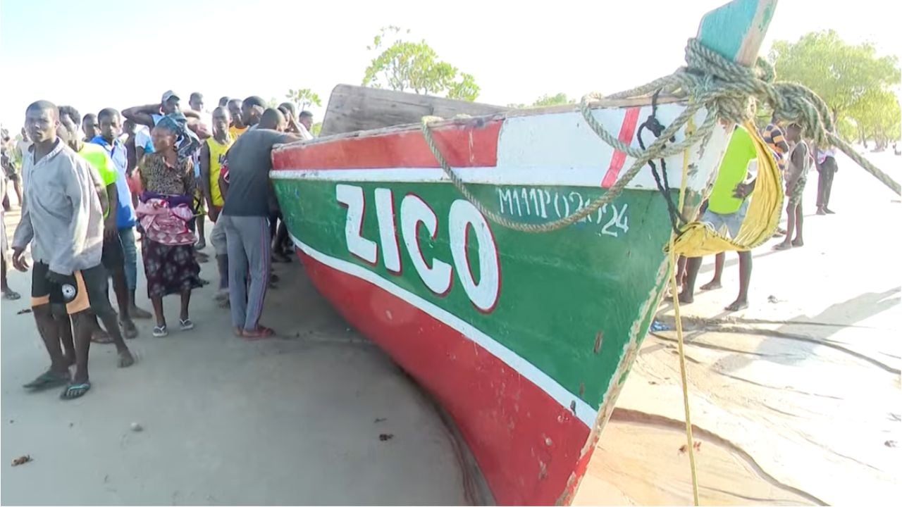 Barco naufraga em Moçambique