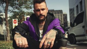 Ônibus onde o ex-BBB Vinicius viajava sofre acidente