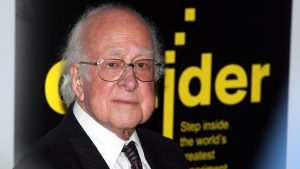 Morre físico britânico Peter Higgs, vencedor do Nobel pela ‘partícula de Deus’