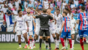 Súmula do clássico baiano registra expulsão de Adriel, arremesso de objetos e xingamento de Biel: “Vagabundo”