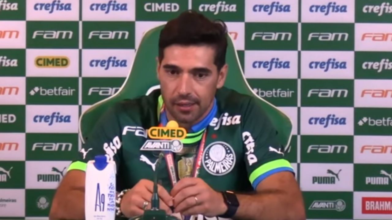 Abel Ferreira dando entrevista