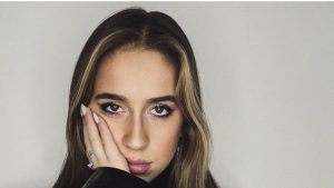 Tate McRae faz cover de Ariana Grande e impressiona fãs