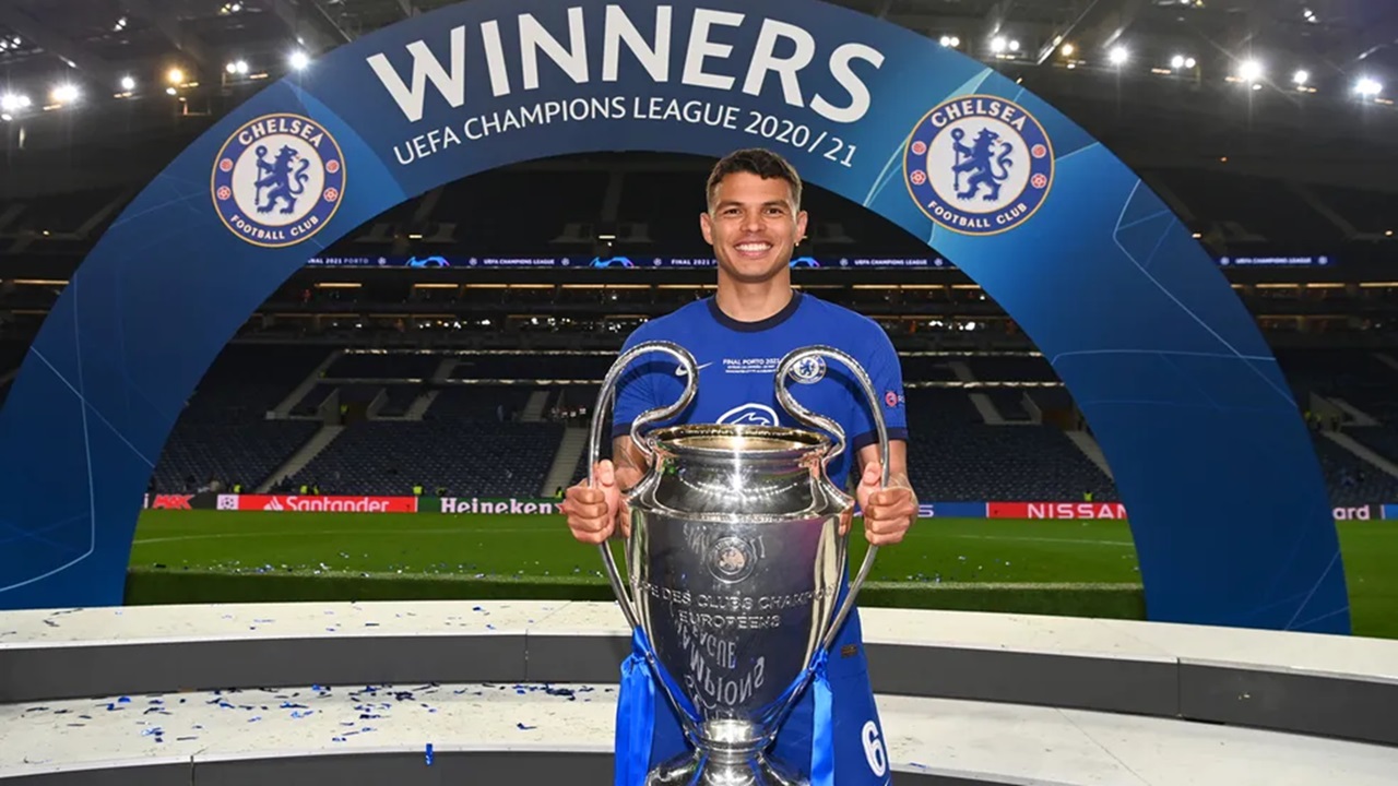 Thiago Silva com troféu da Champions