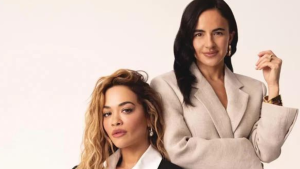 Rita Ora lança marca de cuidados capilares em parceria com Anna Lahey