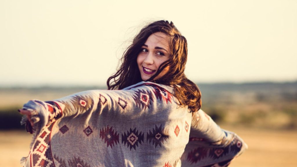 Comeback dos anos 70: Boho chic, mix de estampas e acessórios estão em alta A volta das tendências dos anos 70