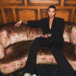 Olivier Roustein sentado em sofá marrom