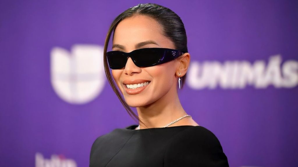 Anitta usa no tapete vermelho o mesmo look que Paris Hilton desfilou na Semana de Moda de Paris