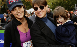 Filha de Tom Cruise continua sem contato com o pai devido à seita seguida pelo ator