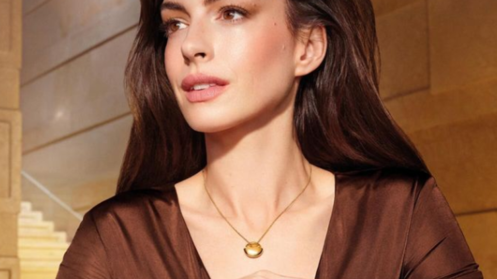 Anne Hathaway comemora 5 anos de sobriedade Atriz reflete sobre vida, carreira e sobriedade