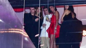 Bruna Marquezine e João Guilherme são vistos juntos assistindo performance