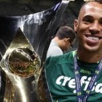 Breno Lopes com a taça do Brasileirão 2023