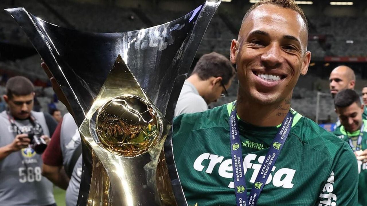 Breno Lopes com a taça do Brasileirão 2023