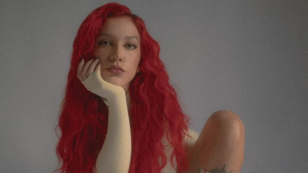 PRISCILLA revela data de lançamento do novo álbum e compartilha detalhes dos bastidores