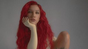 PRISCILLA revela data de lançamento do novo álbum e compartilha detalhes dos bastidores