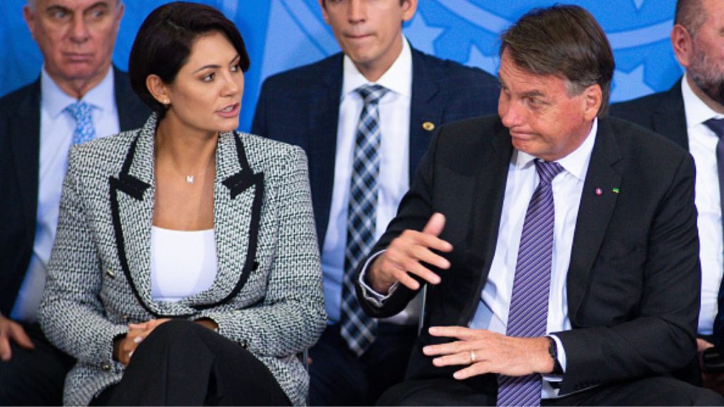 Casal Bolsonaro tem pedido de idenização contra Lula negado pela justiça