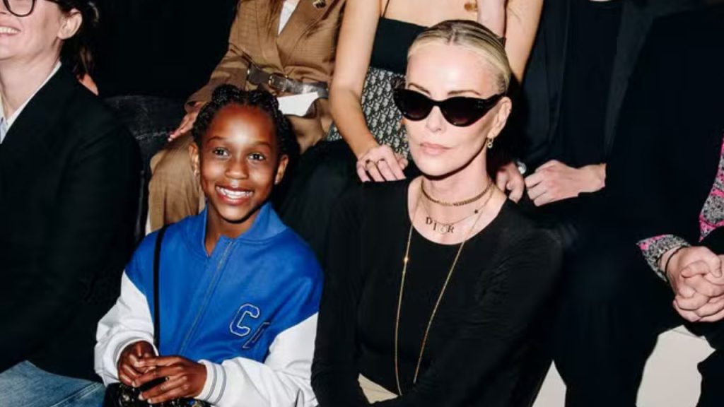 Charlize Theron surpreende ao fazer aparição pública com a filha August