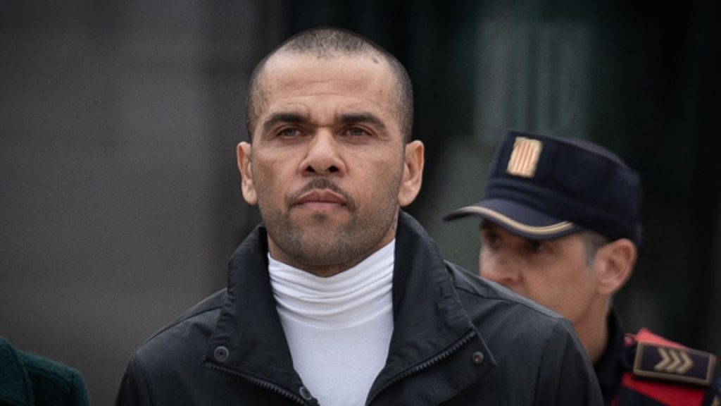 São Paulo reduz dívida com Daniel Alves mas ainda deve a Rogério Ceni e Jucilei